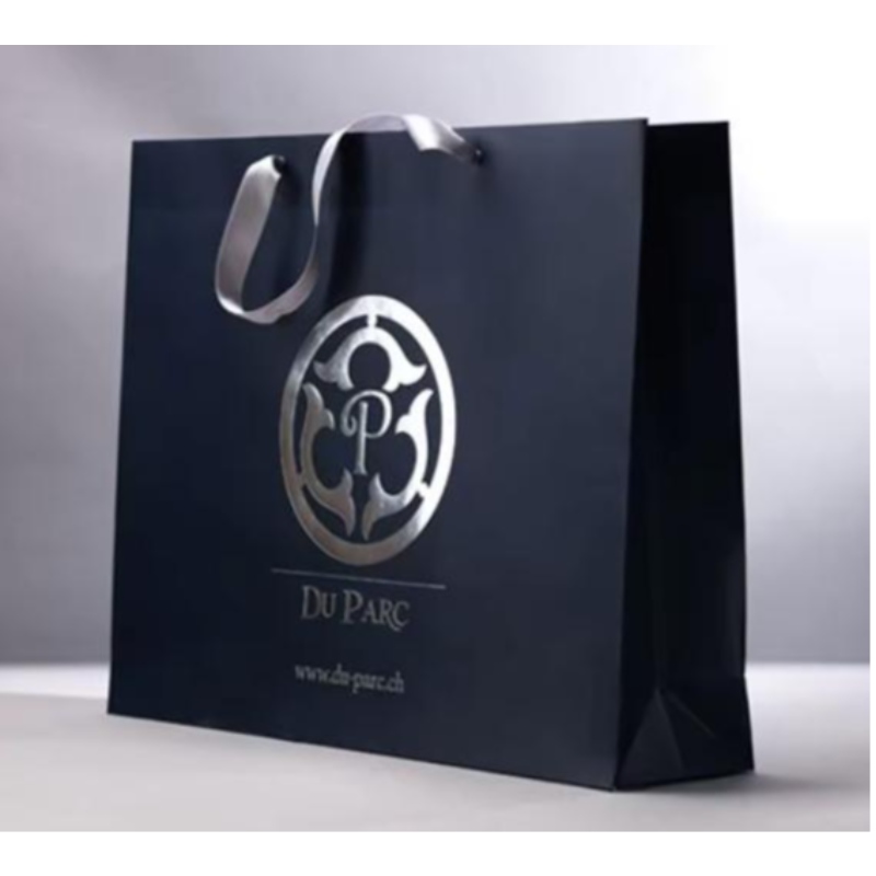 Logo de marque personnalisé Luxury Black Paper Apparel Packaging Gift Shopping Sac Paperbag